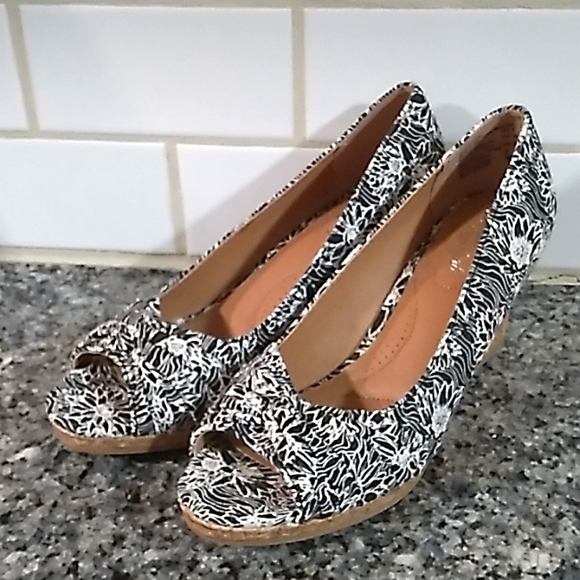 dexflex comfort Shoes - Dexflex Comfort Floral Tropical Print Black/White Peeptoe Wedges. Size 8